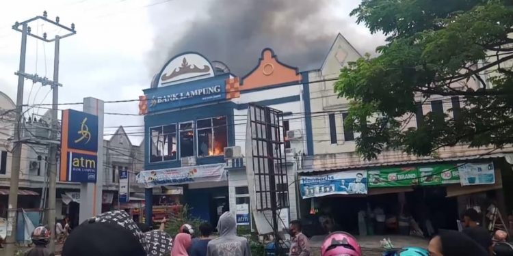 Kobaran Api Melalap Kantor Bank Lampung
