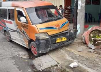 Diduga Supir Mabuk, Angkot Sinar Beringin Seruduk Sepedamotor Parkir di Jalan Sutomo