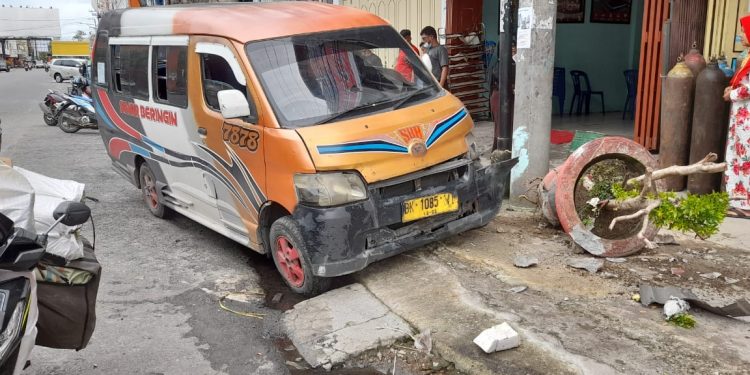 Diduga Supir Mabuk, Angkot Sinar Beringin Seruduk Sepedamotor Parkir di Jalan Sutomo