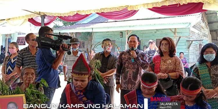 TPS dan Istri, Sederhana dan Mudah Berbaur dengan Warga TPS dan Istri, Sederhana dan Mudah Berbaur dengan Warga
