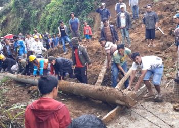 Bencana Longsor di Kabupaten Karo, Polres dan Kodim 0205/ Tanah Karo Gotongroyong bersama Warga