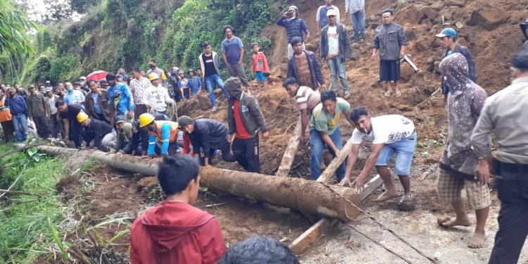 Bencana Longsor di Kabupaten Karo, Polres dan Kodim 0205/ Tanah Karo Gotongroyong bersama Warga