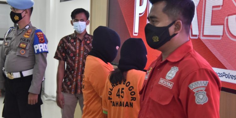 Sediakan Layanan Seks ke Pengguna Aplikasi Red Doorz, Dua Mucikari Diciduk Sediakan Layanan Seks ke Pengguna Aplikasi Red Doorz, Dua Mucikari Diciduk