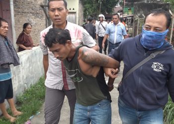Dua Pelaku Terjaring Saat Gerebek Kampung Narkoba...