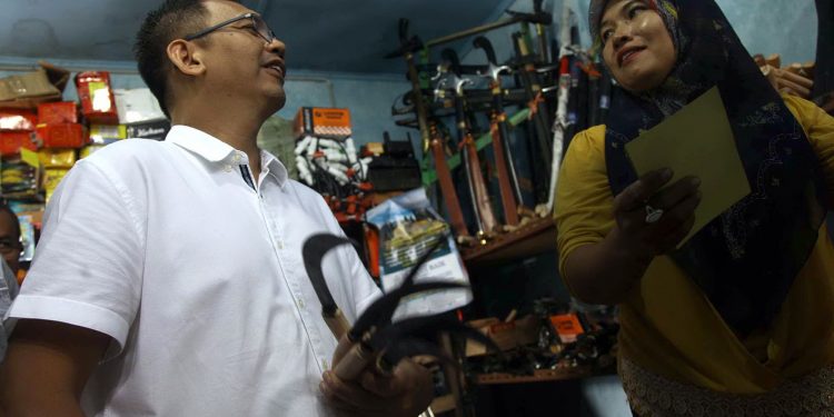 Berkunjung Ke Tapanuli Selatan, Penjual Alat Pertanian Beri Diskon Untuk Sihar