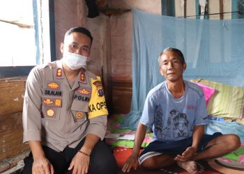 Kapolres Madina Menjenguk Dan Berikan Tali Asih Kepada "Pak Kudel Baiya" Sang Aktor Film Mandailing Yang Sedang Sakit