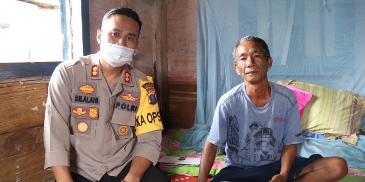 Kapolres Madina Menjenguk Dan Berikan Tali Asih Kepada "Pak Kudel Baiya" Sang Aktor Film Mandailing Yang Sedang Sakit Kapolres Madina Menjenguk Dan Berikan Tali Asih Kepada "Pak Kudel Baiya" Sang Aktor Film Mandailing Yang Sedang Sakit