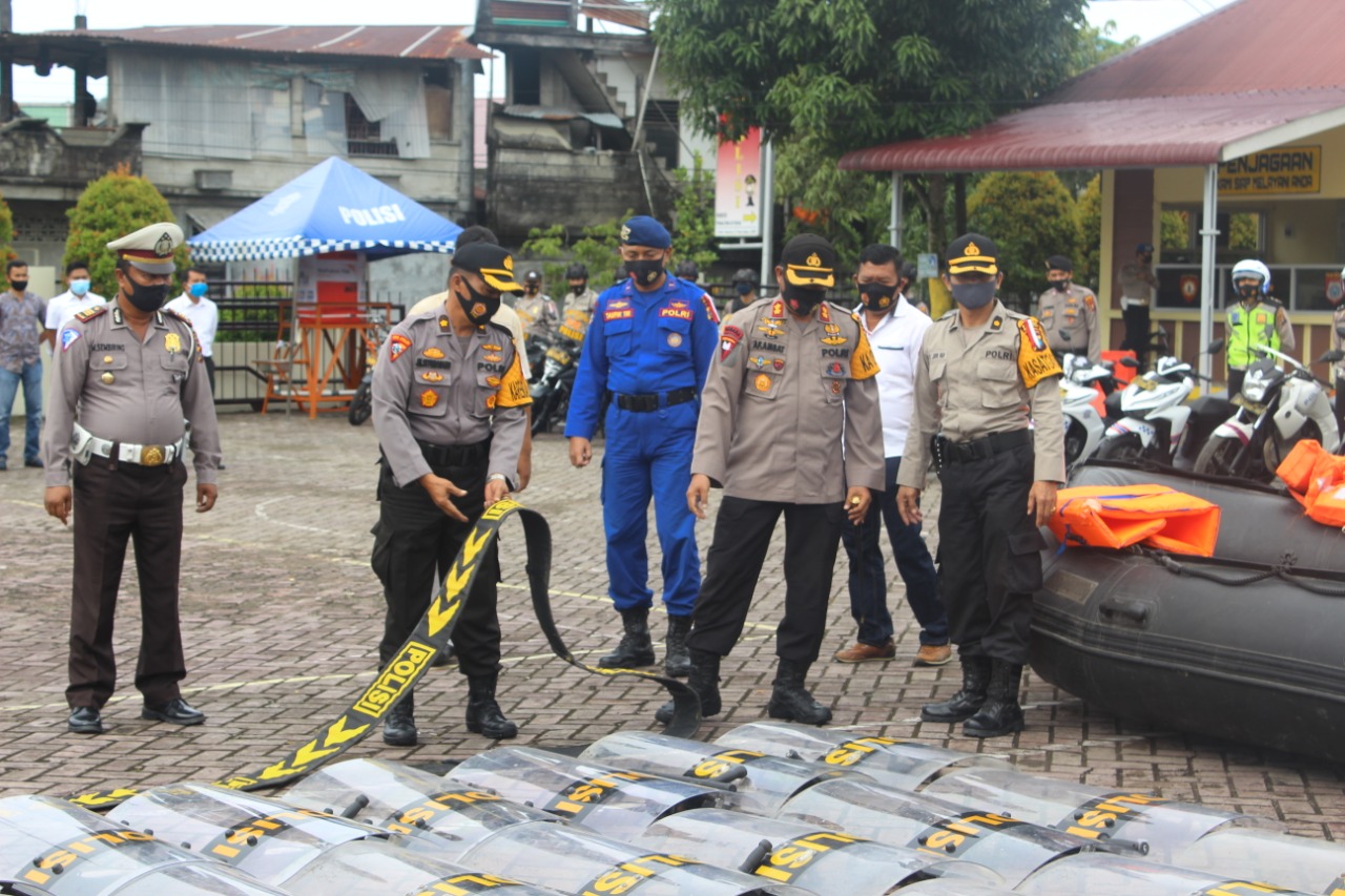 Peringati HUT Lantas, Satlantas Polres Nisel Bagi-bagi Sembako dan Masker