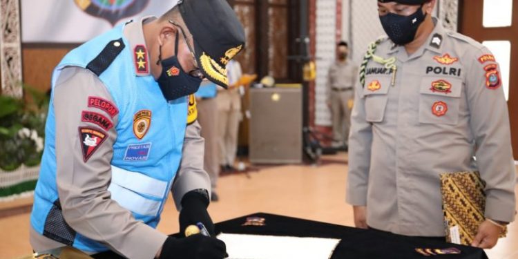 Kapolres Simalungun Ikuti Penandatanganan Fakta Integritas SIP Secara Virtual Kapolres Simalungun Ikuti Penandatanganan Fakta Integritas SIP Secara Virtual