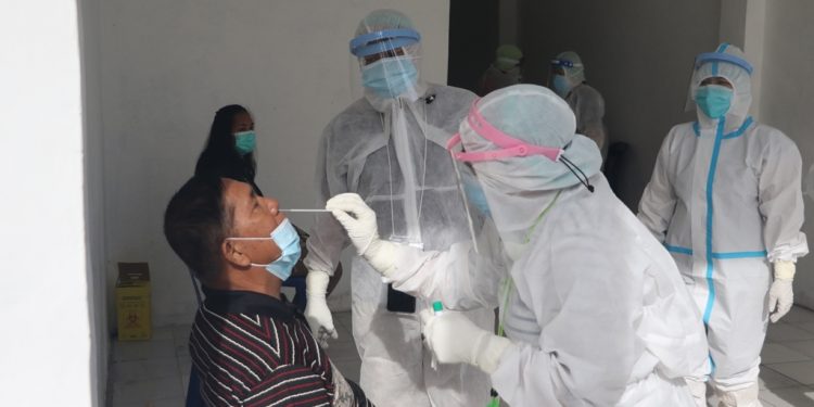 Warga Antusias Ikuti Swab Test Massal di Rumah Singgah Siantar Warga Antusias Ikuti Swab Test Massal di Rumah Singgah Siantar