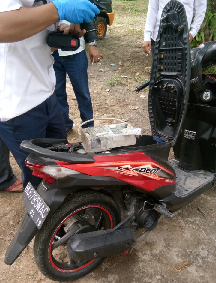 Meteran Listrik Dicabut, Pria ini Bacoki Dua dari Belasan Pria yang Datang ke Rumahnya... Meteran Listrik Dicabut, Pria ini Bacoki Dua dari Belasan Pria yang Datang ke Rumahnya...