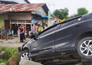 Mobil Mayang Sari Ditabrak Kereta Api di Perlintasan Helvetia