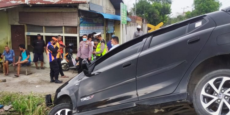 Mobil Mayang Sari Ditabrak Kereta Api di Perlintasan Helvetia