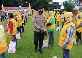 Polres Labuhanbatu Bagikan Bantuan Sembako untuk Petugas Kebersihan