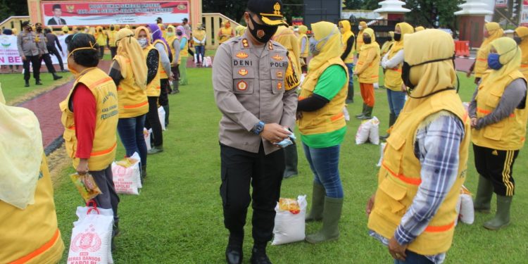 Polres Labuhanbatu Bagikan Bantuan Sembako untuk Petugas Kebersihan