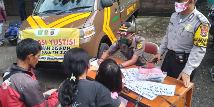 Banyak Masyarakat Terjaring Oprasi Yustisi di Megamendung Banyak Masyarakat Terjaring Oprasi Yustisi di Megamendung