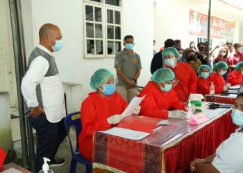 Bupati Taput Tinjau Pemberian Vaksin Covid-19 Perdana bagi Nakes di Puskesmas Hutabaginda