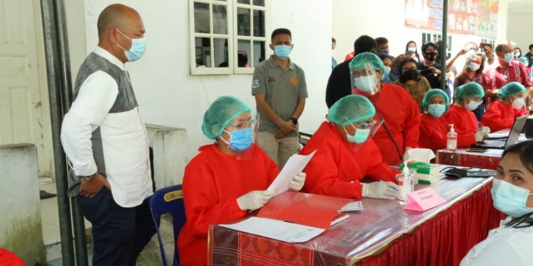 Bupati Taput Tinjau Pemberian Vaksin Covid-19 Perdana bagi Nakes di Puskesmas Hutabaginda Bupati Taput Tinjau Pemberian Vaksin Covid-19 Perdana bagi Nakes di Puskesmas Hutabaginda