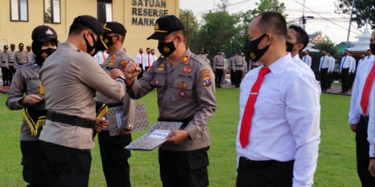 25 Personel Polres Labuhanbatu Terima Penghargaan 25 Personel Polres Labuhanbatu Terima Penghargaan