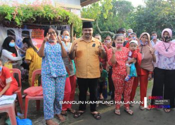 Hadiri Undangan Pasar Sembako Murah Nasir dan Hinca Panjaitan, Hasim Dielu-elukan Warga Nagori Bangun