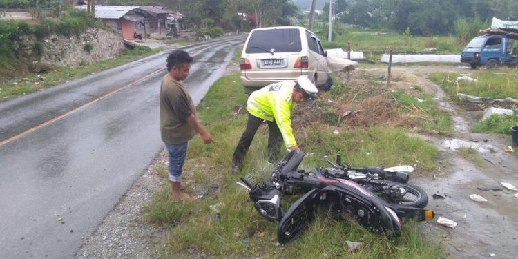 Iwan Sibagariang Terkapar di Jalan Tarutung-Siborongborong setelah Ditabrak Denianto Bancin