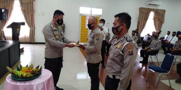 Kapolres Tapteng Pimpin Doa Bersama, Berangkatkan Personil Ikuti Seleksi Perwira Kapolres Tapteng Pimpin Doa Bersama, Berangkatkan Personil Ikuti Seleksi Perwira
