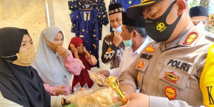 Kapolres Simalungun Ajak Peserta UMKM untuk Tetap Menjalankan Roda Perekonomian di Masa Pandemi Covid-19 Kapolres Simalungun Ajak Peserta UMKM untuk Tetap Menjalankan Roda Perekonomian di Masa Pandemi Covid-19