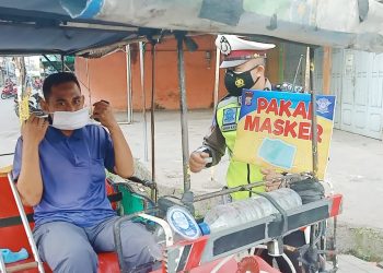 Polres Tanjungbalai Bagikan Masker di Jalan Gereja