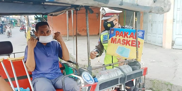Polres Tanjungbalai Bagikan Masker di Jalan Gereja