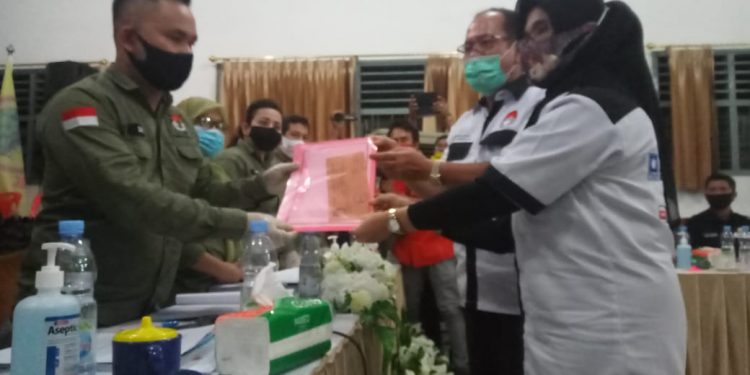 Mendaftar ke KPU, Syarat Bapaslon Asner-Susanti Lengkap