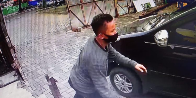 Pelaku Pencurian Ban Mobil Bersenpi Beraksi di Istana Prima 2 Medan