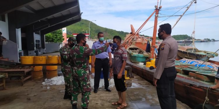 Satpol Air Polres Sibolga Razia Masker terhadap ABK dan Masyarakat Pesisir