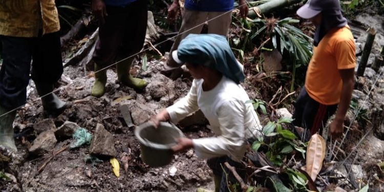 Bantu Bangun Tanggul Penahan dan Bak Penampungan Air Bersih, Warga Porti Sipangan Bolon Mekar Siap Menangkan RHS-ZW Bantu Bangun Tanggul Penahan dan Bak Penampungan Air Bersih, Warga Porti Sipangan Bolon Mekar Siap Menangkan RHS-ZW