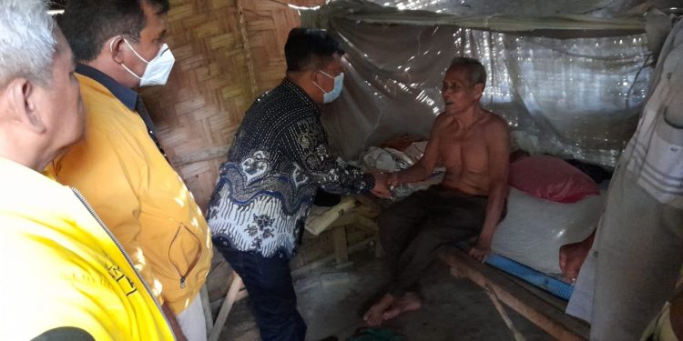Hidup Sebatang Kara, RHS Beri Tali Asih ke Susanto Hidup Sebatang Kara, RHS Beri Tali Asih ke Susanto