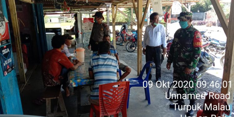 Patroli Gabungan TNI -Polri Sosialisasi Physical Distancing di Samosir