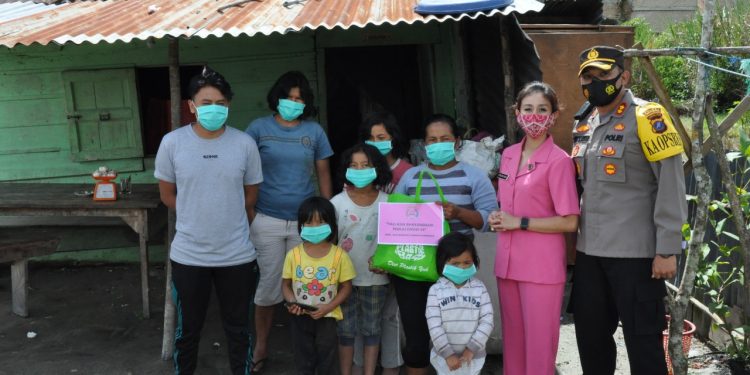 Kapolres Humbahas Bagikan Masker dan Tali Asih di Doloksanggul Kapolres Humbahas Bagikan Masker dan Tali Asih di Doloksanggul