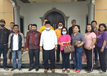 Didampingi Istri, Radiapoh Hasiholan Sinaga Ziarah Makam Orangtua, Berdoa di Gereja dan Panen Jagung