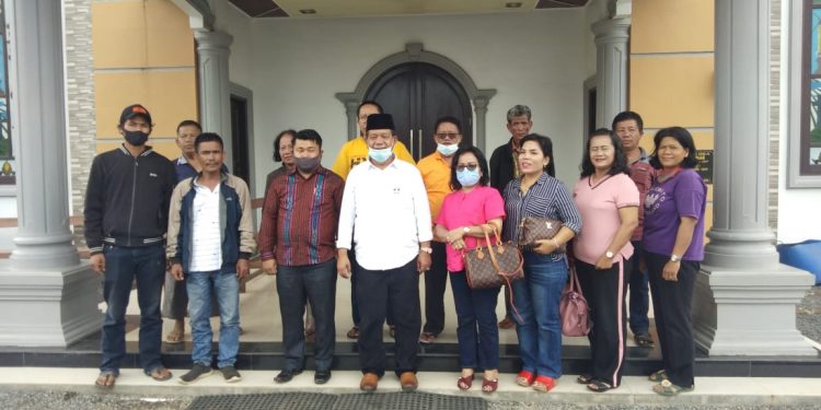 Didampingi Istri, Radiapoh Hasiholan Sinaga Ziarah Makam Orangtua, Berdoa di Gereja dan Panen Jagung Didampingi Istri, Radiapoh Hasiholan Sinaga Ziarah Makam Orangtua, Berdoa di Gereja dan Panen Jagung