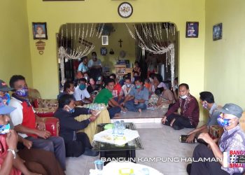 Warga Sri Marbau Rela Duduk di Teras Rumah demi Melihat TPS dari Dekat