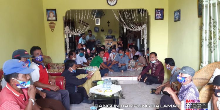 Warga Sri Marbau Rela Duduk di Teras Rumah demi Melihat TPS dari Dekat Warga Sri Marbau Rela Duduk di Teras Rumah demi Melihat TPS dari Dekat