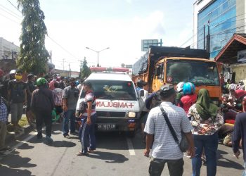 Wanita Pengendara Sepedamotor Tewas Digilas Mobil Truk Tronton Mesias Sihombing