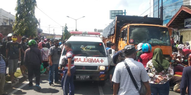 Wanita Pengendara Sepedamotor Tewas Digilas Mobil Truk Tronton Mesias Sihombing