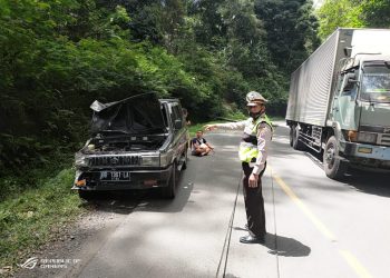 Tiang Listrik Tumbang Timpa Mobil di Jalan Siantar-Parapat