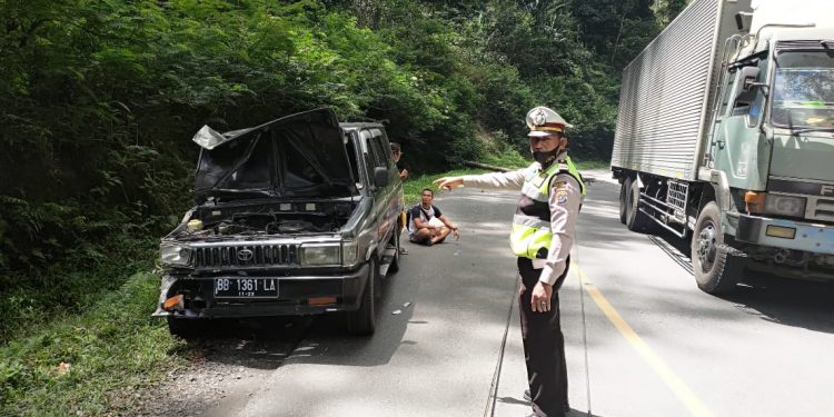 Tiang Listrik Tumbang Timpa Mobil di Jalan Siantar-Parapat