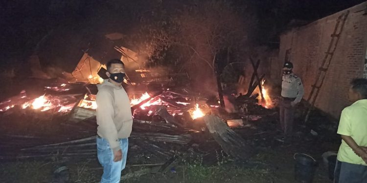 Tiga Rumah Warga Bermarga Pasaribu di Taput Dilalap Api Saat Pemilik Tertidur Lelap Tiga Rumah Warga Bermarga Pasaribu di Taput Dilalap Api Saat Pemilik Tertidur Lelap