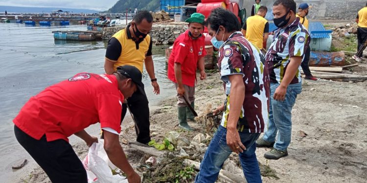 TNI POLRI bersama Pemuda Batak Bersatu Dairi Bersih-bersih Sekitar Pesisir Danau Toba