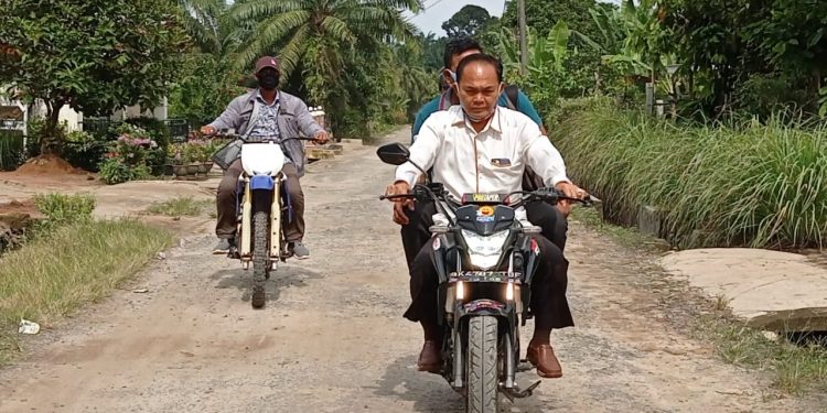 TPS: Jalannya Rusak, Saya Naik Sepedamotor Saja, Warga Jangan Kelamaan Menunggu