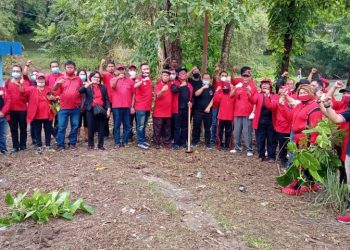 DPC PDI Perjuangan Pematangsiantar Tanam Pohon di DAS Bahbolon