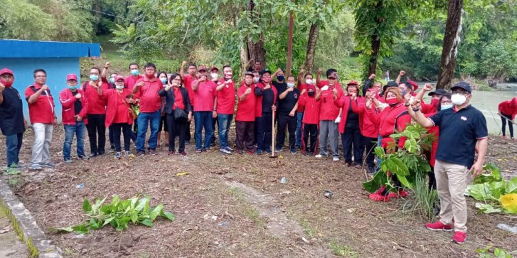 DPC PDI Perjuangan Pematangsiantar Tanam Pohon di DAS Bahbolon DPC PDI Perjuangan Pematangsiantar Tanam Pohon di DAS Bahbolon