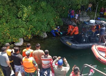 Mayat Wanita Berbaju Ungu Terapung di Danau Toba di Bawah Batu Gantung